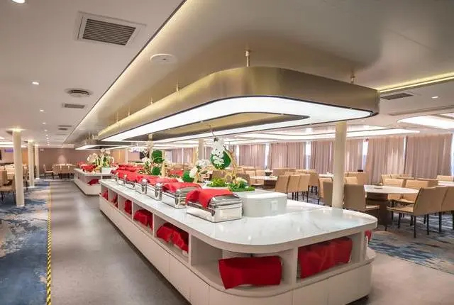 星际雅典娜号游轮自助餐厅