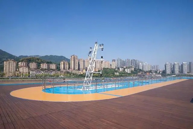 华夏三号游轮顶层甲板